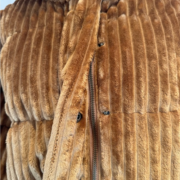 American eagle fuzzy jacket. Size S. New with tags. - Picture 4 of 8